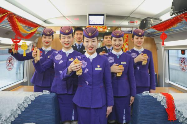 “新春装”扮靓列车 让旅客返乡之旅暖意融融 “新春装”扮靓列车 让旅客返乡之旅暖意融融