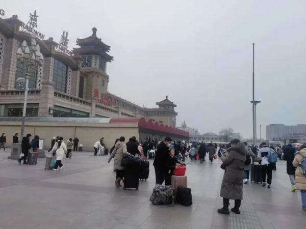 机场、火车站，大包小包的行李里藏满了——