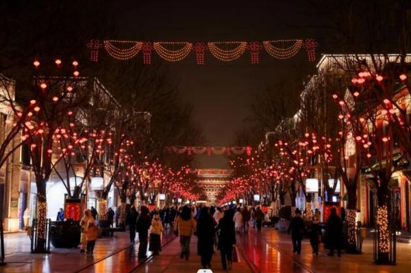 赶大集逛庙会赏花灯 龙年新春年味升腾