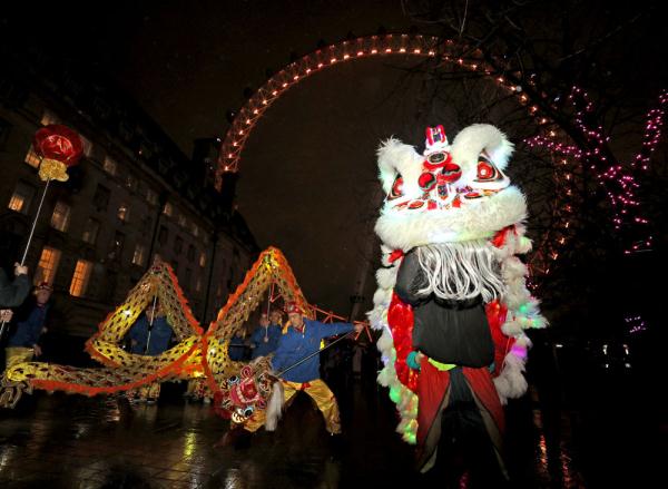 锦绣中国年丨英国“伦敦眼”亮起中国红