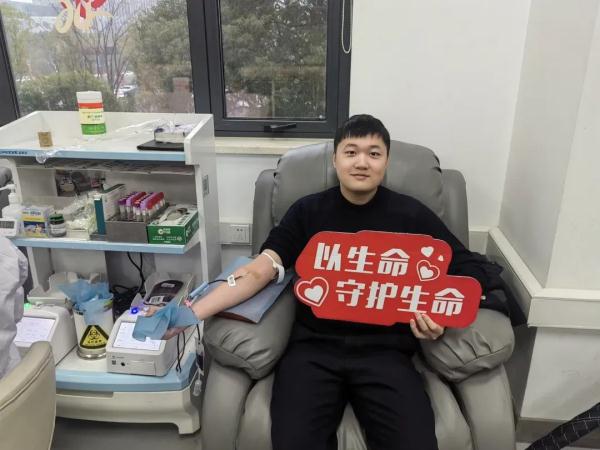 熊猫血告急！杭州95后帅小伙一收到微信，就冲出门…