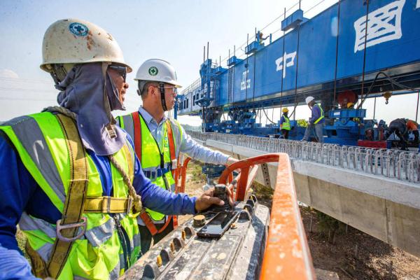 锦绣中国年丨春节“不打烊”——中国建设者坚守中泰高铁施工一线