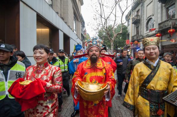 西湖边排队几小时就为它！好多游客只能放弃！先别急，杭州还有很多热闹可以凑！