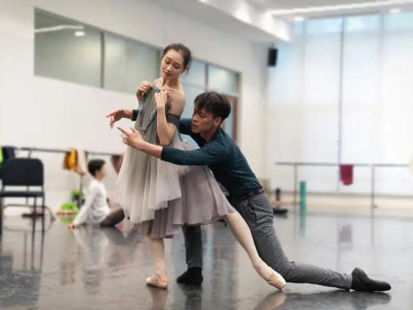 在“上芭”跳了7年《天鹅湖》，今年她亮相央视春晚