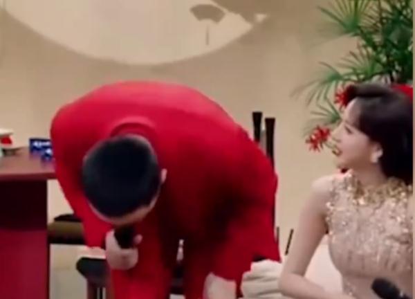 尼格买提在线道歉！到底剩了两张什么牌？导演回应！