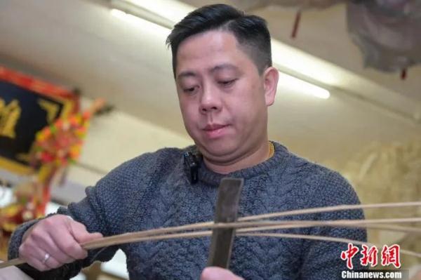香港这位最年轻的匠人，扎最威的狮头