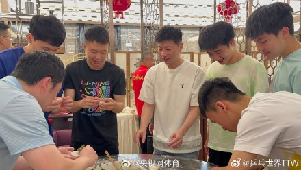 国乒全队为王曼昱庆生