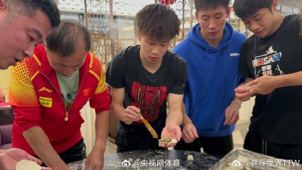 国乒全队为王曼昱庆生