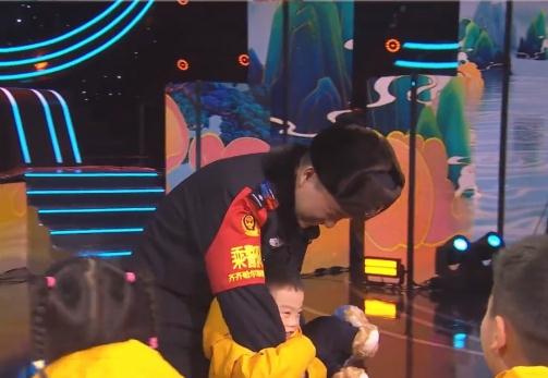 还记得那个要把警察蜀黍带回家的“小砂糖橘”吗?后续来了 还记得那个要把警察蜀黍带回家的“小砂糖橘”吗?后续来了