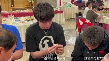 国乒全队为王曼昱庆生