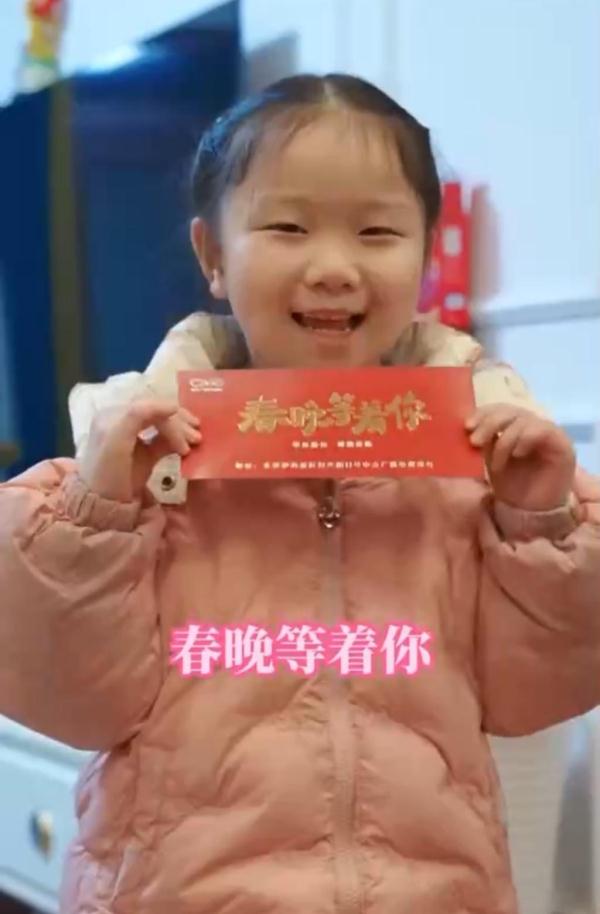 重庆励志女孩豆豆现场观看央视春晚 最喜欢看岳云鹏的相声