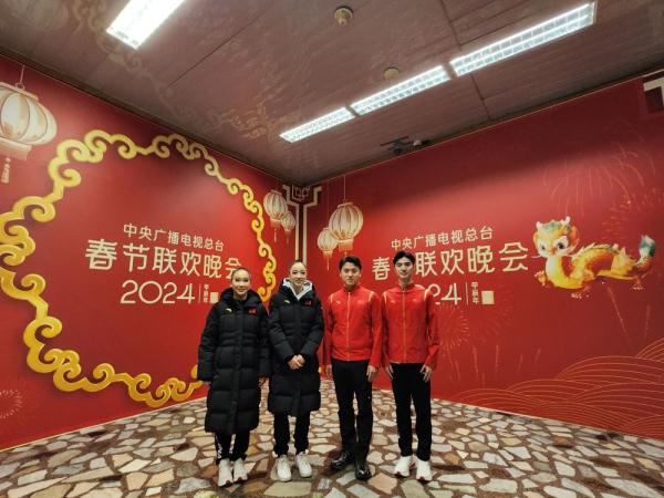 中国蹦床队邱铮、张欣欣总台春晚“跃龙门”