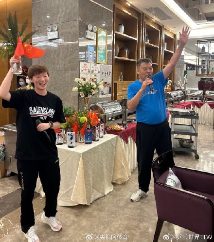 国乒全队为王曼昱庆生