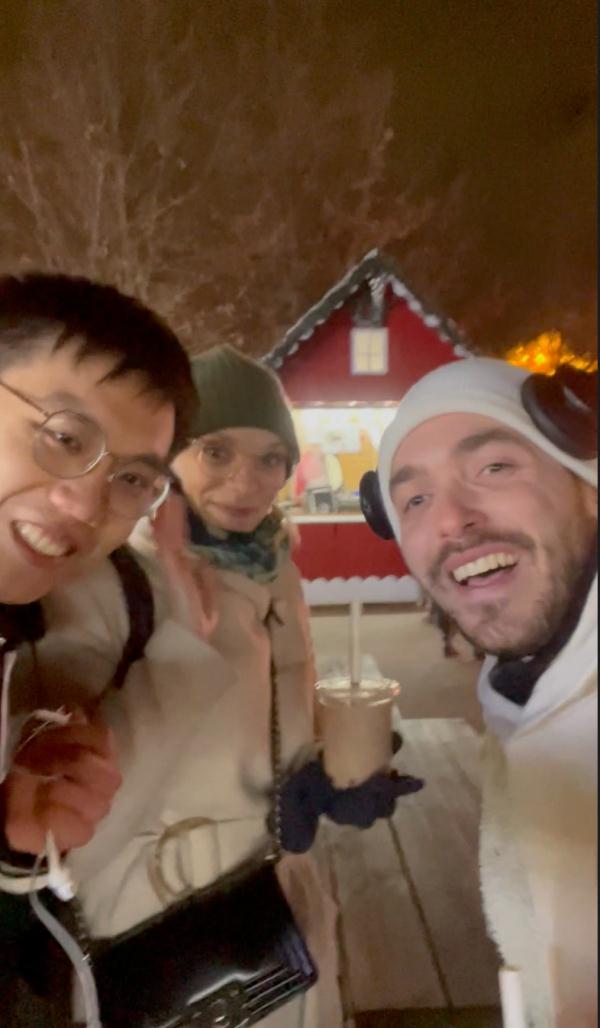 过春节,巴黎人手握中国奶茶逛灯会 过春节,巴黎人手握中国奶茶逛灯会
