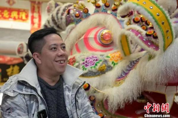 香港这位最年轻的匠人，扎最威的狮头