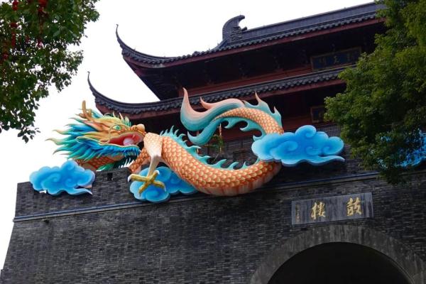 西湖边排队几小时就为它！好多游客只能放弃！先别急，杭州还有很多热闹可以凑！