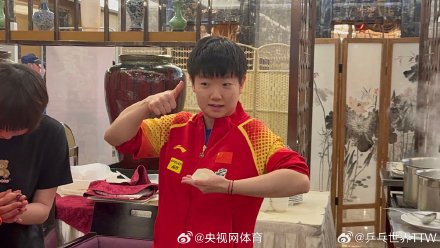 国乒全队为王曼昱庆生