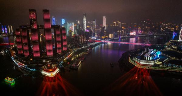 火出圈!无人机“数字烟花”点亮山城夜空 火出圈!无人机“数字烟花”点亮山城夜空