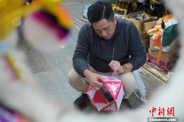 香港这位最年轻的匠人，扎最威的狮头