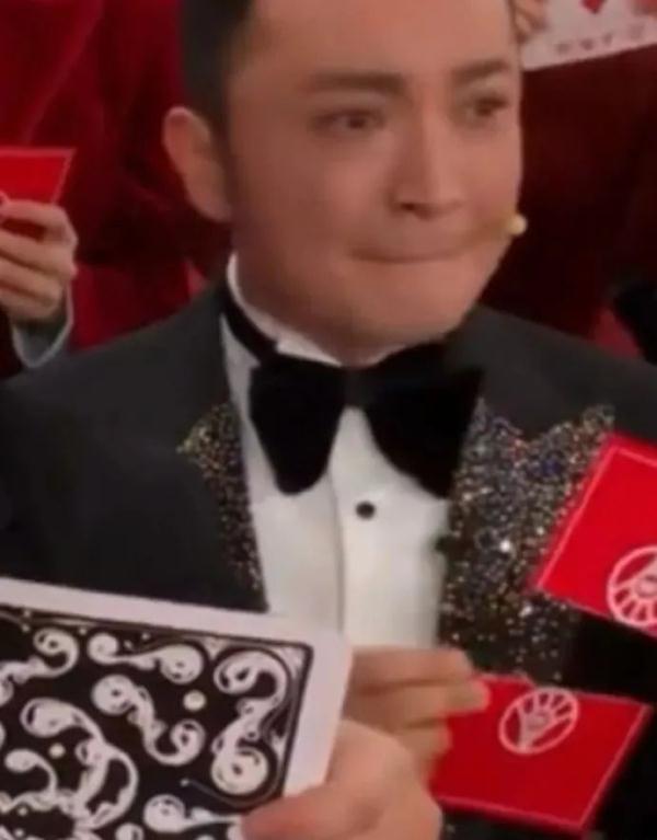 尼格买提在线道歉!真汗流浃背了… 尼格买提在线道歉!真汗流浃背了…