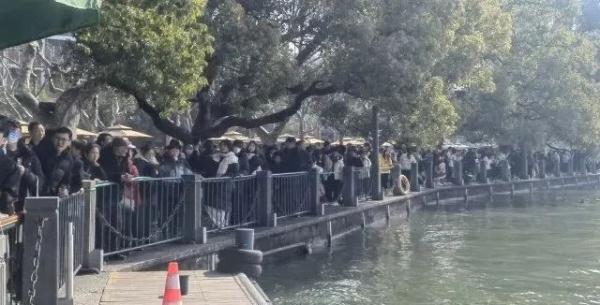 西湖边排队几小时就为它！好多游客只能放弃！先别急，杭州还有很多热闹可以凑！
