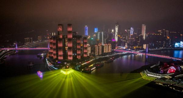 火出圈!无人机“数字烟花”点亮山城夜空 火出圈!无人机“数字烟花”点亮山城夜空