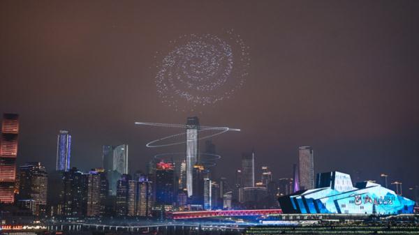 火出圈!无人机“数字烟花”点亮山城夜空 火出圈!无人机“数字烟花”点亮山城夜空