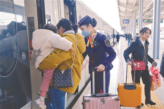 广铁春运节前客流总量创历史新高 反向出行成新亮点