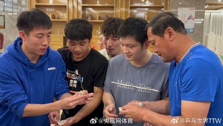 国乒全队为王曼昱庆生