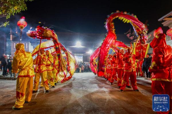 乡村滚地龙 舞动迎新春