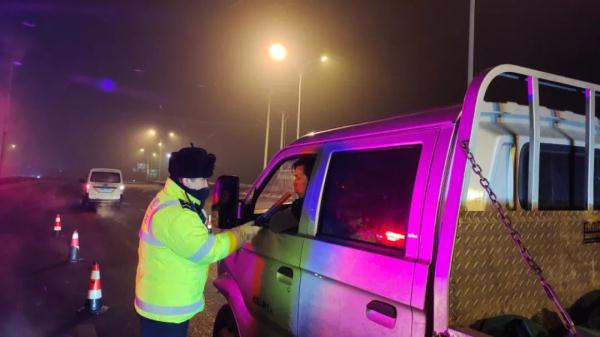 大年初二回娘家 女儿女婿们别酒驾