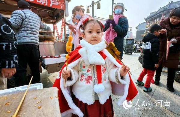 大虾、臭豆腐、鸡爪、海带……“万物皆可糖葫芦”是真的！