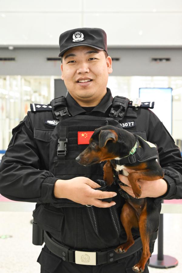 带犬巡逻日均两万步，他们是禄口机场“看得见”的安全感