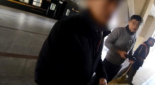 装有万元现金的背包丢了！假期出行要注意这些……