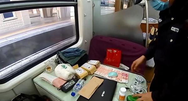 装有万元现金的背包丢了！假期出行要注意这些……