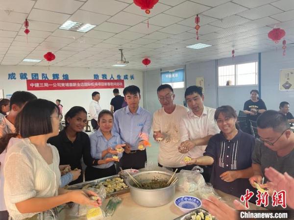 柬埔寨金边德崇国际机场建设者欢度中国龙年春节