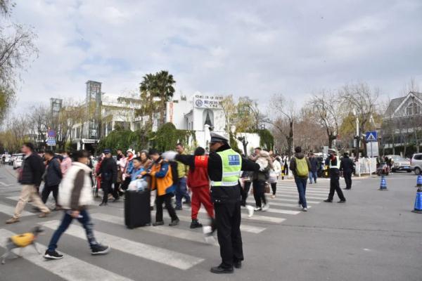 大年初一，云南这地开启“人从众”模式！交警提醒……