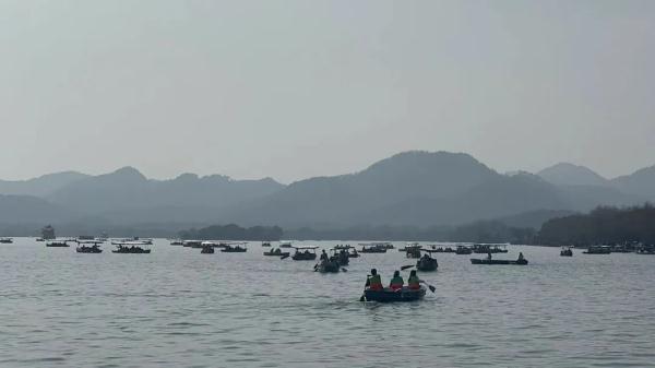 人从众𠈌!浙江多地景点提醒:已饱和 人从众𠈌!浙江多地景点提醒:已饱和