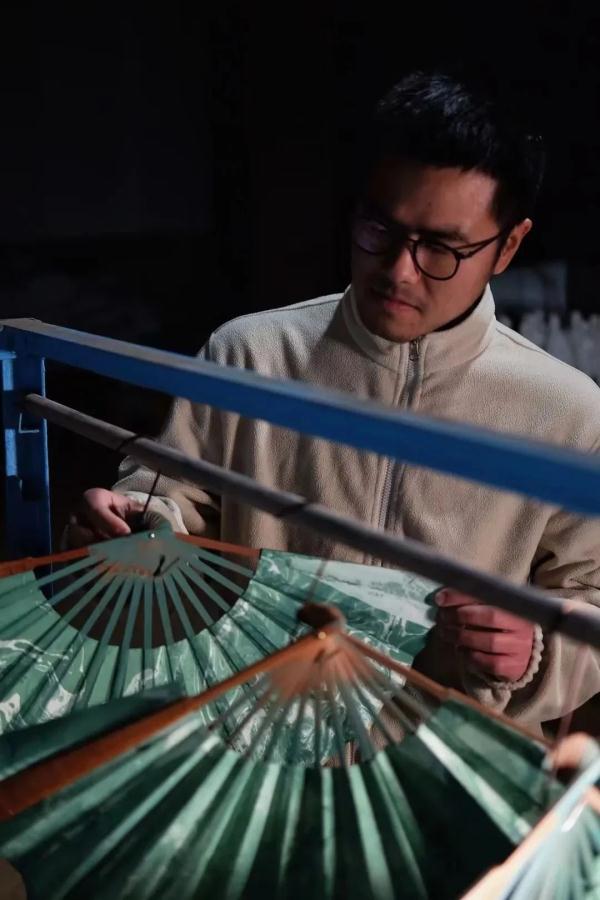 春晚撒贝宁和小尼手中的漆扇是长沙造,技艺来自2000多年前的楚国 春晚撒贝宁和小尼手中的漆扇是长沙造,技艺来自2000多年前的楚国