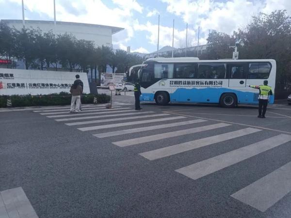 大年初一，云南这地开启“人从众”模式！交警提醒……