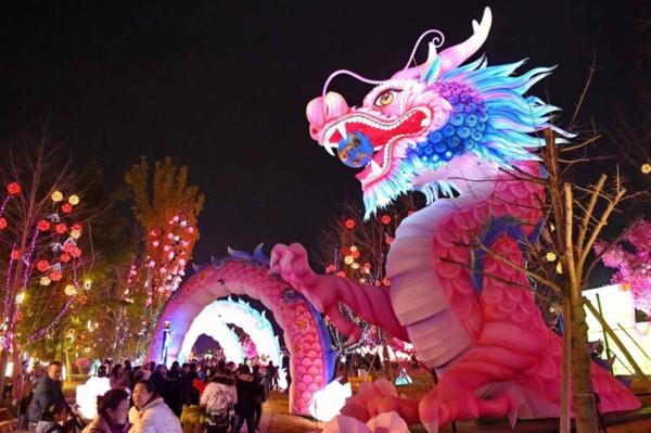 成都东安湖国际旅游度假区首届灯会游人如织年味浓