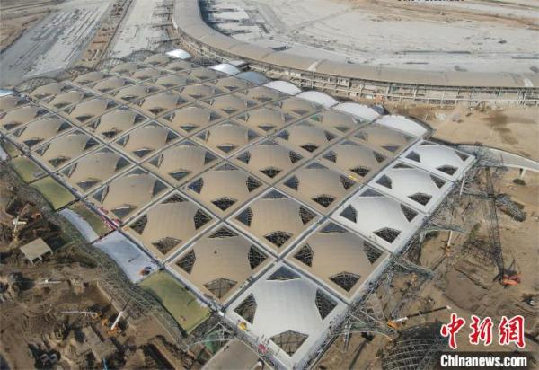 柬埔寨金边德崇国际机场建设者欢度中国龙年春节