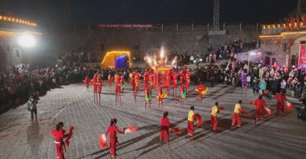 踩着高跷抬“火轿”，太精彩了！