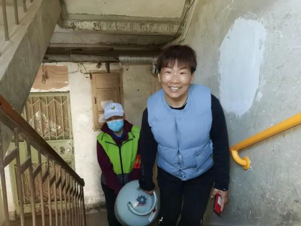 那个暴雨中安置了近千名滞留旅客的居委会主任，春节怎么过的？