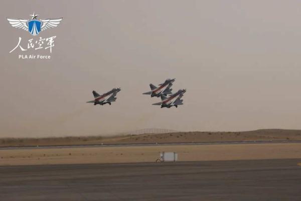 龙翔万里一站直飞，空军八一飞行表演队“回家”