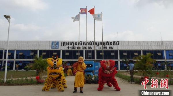 柬埔寨金边德崇国际机场建设者欢度中国龙年春节