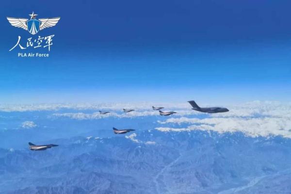 龙翔万里一站直飞，空军八一飞行表演队“回家”