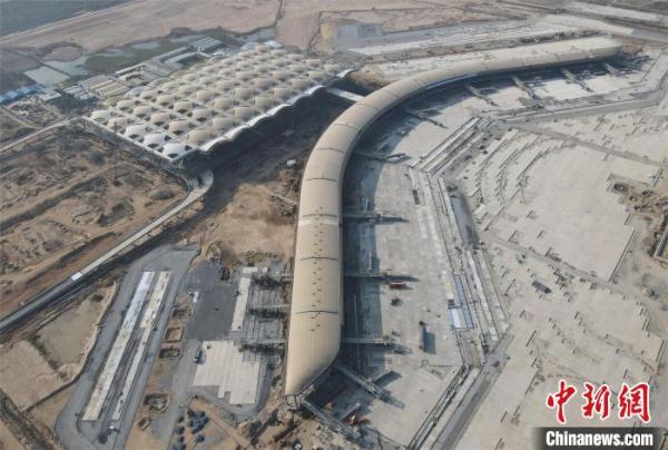 柬埔寨金边德崇国际机场建设者欢度中国龙年春节