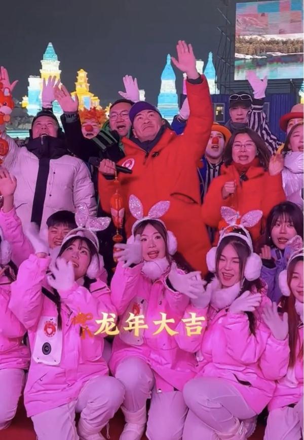 除夕夜，冰雪大世界梦想舞台变身“许愿池”，游客现场接梗“尔滨就是我的家！”