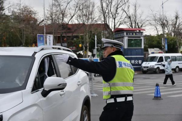 大年初一，云南这地开启“人从众”模式！交警提醒……